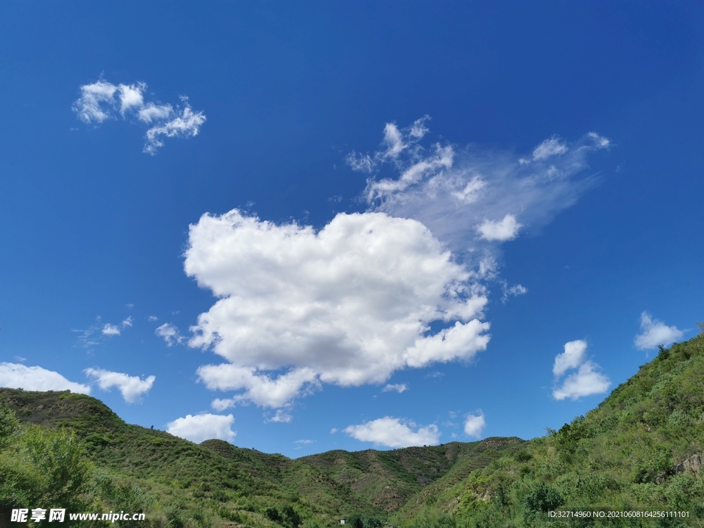 蓝天白云青山