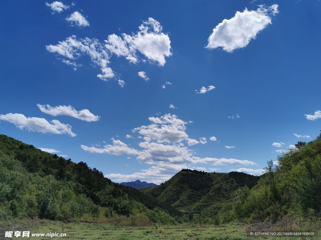 蓝天白云青山