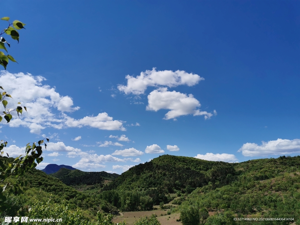 蓝天白云青山