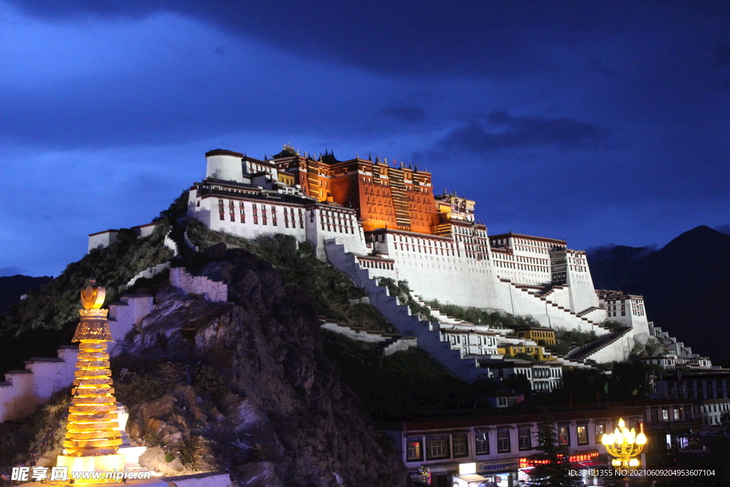 布达拉宫夜景