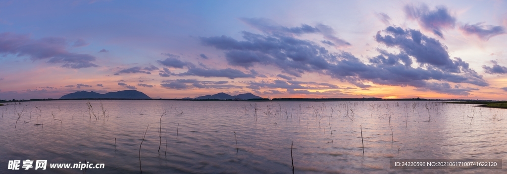 宁静湖面