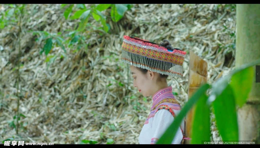 云南民族苗族少女取水