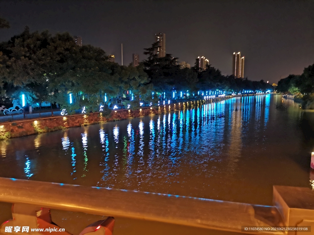 河边 夜景