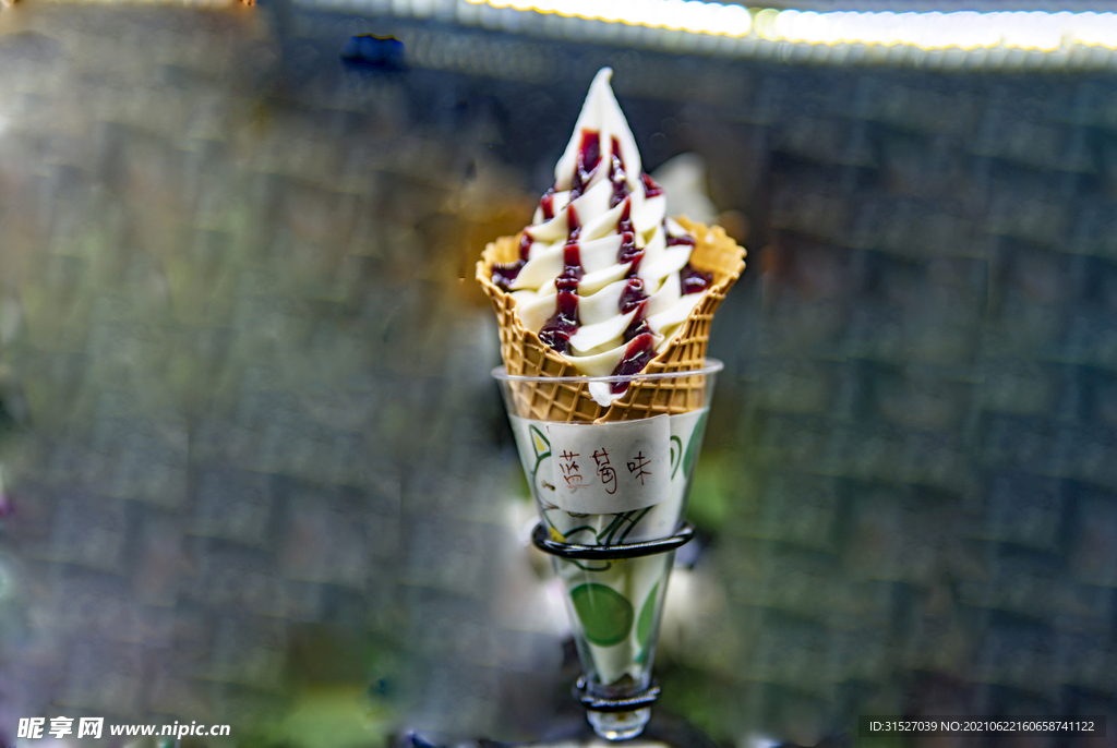 蓝莓味冰淇淋特写图片