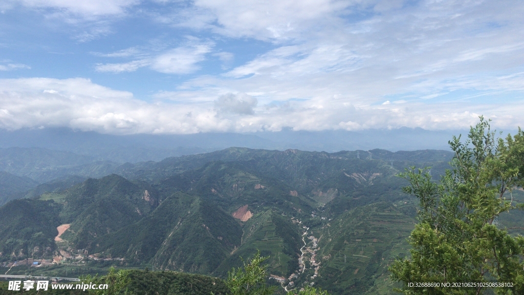 秦岭山间白云图片