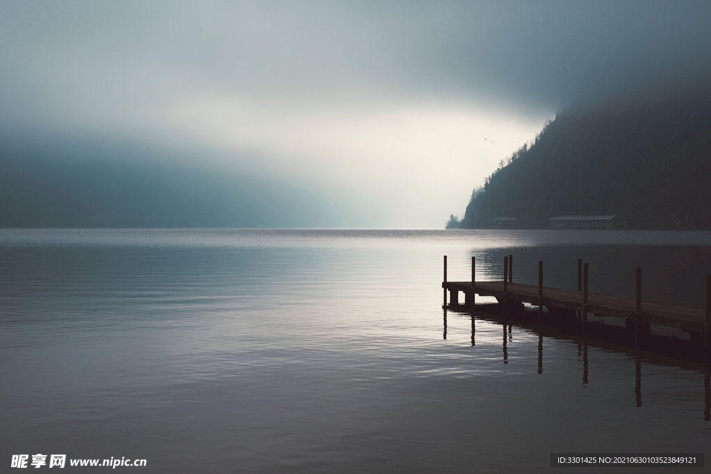 湖边雾气码头 景