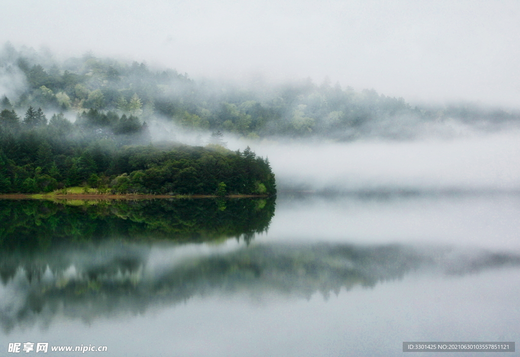 湖边迷雾风景