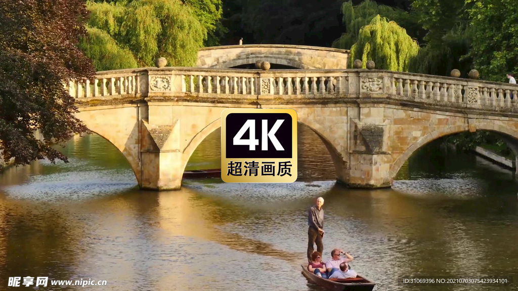 短视频素材河道上观光的游船