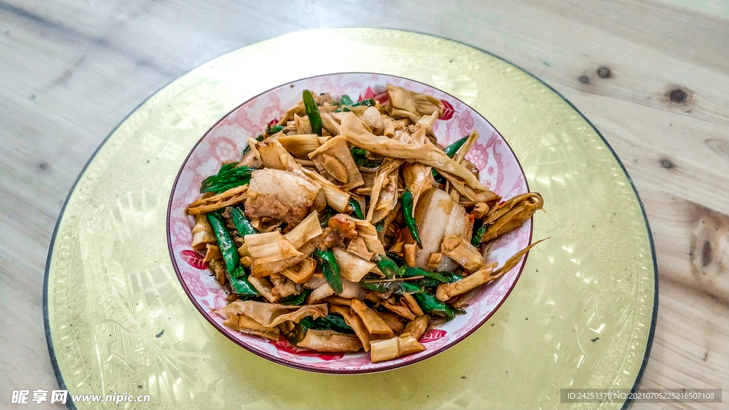 客家菜肴笋干回锅肉