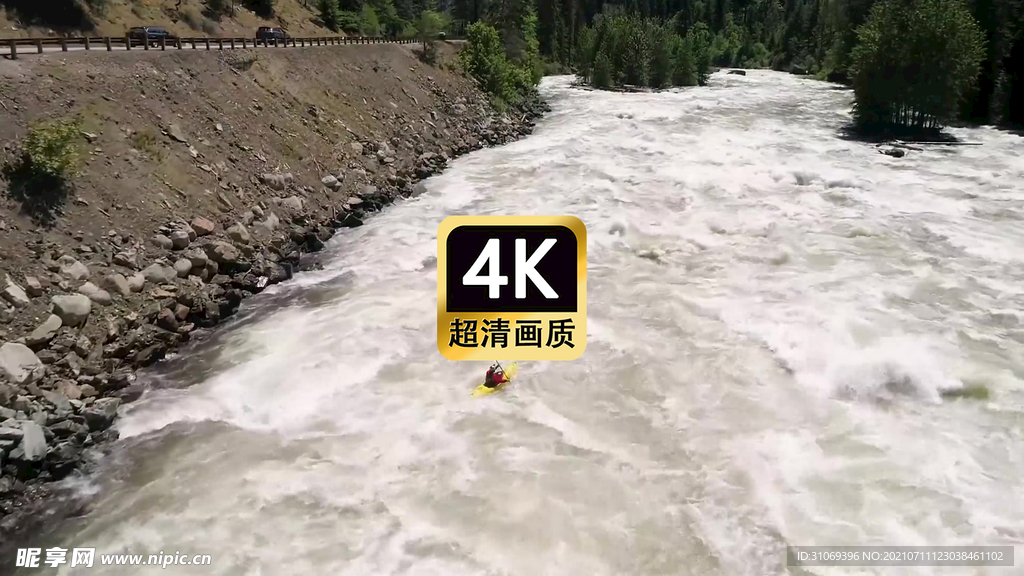 短视频素材河道里划船的人