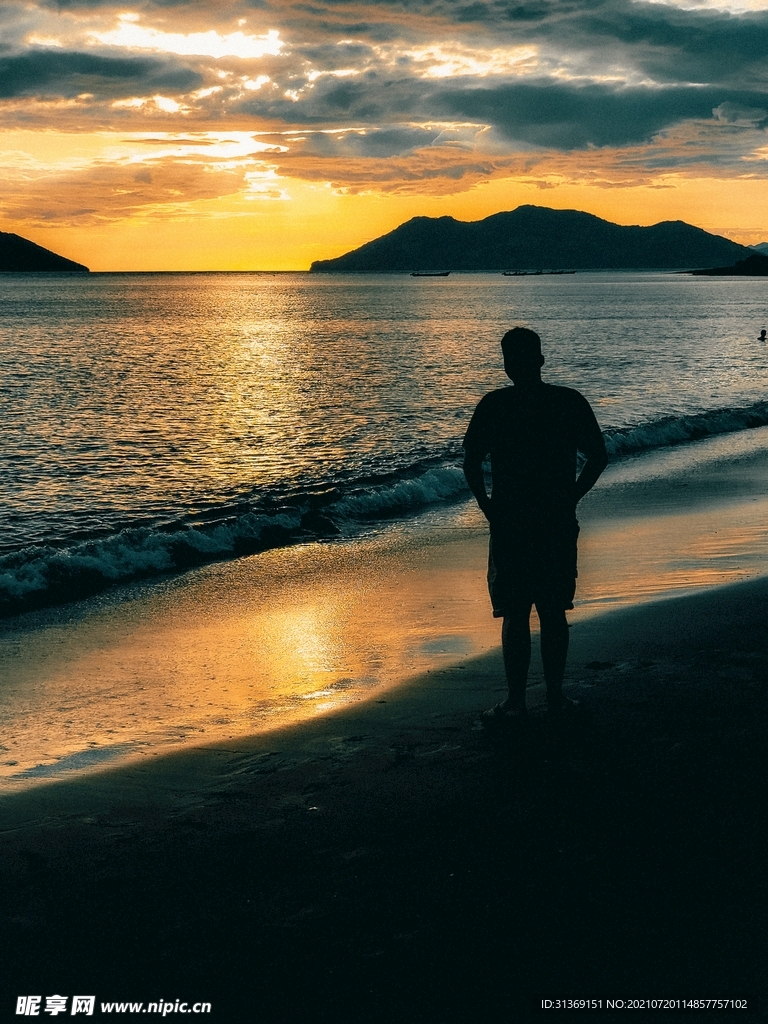 海滩的男性游客