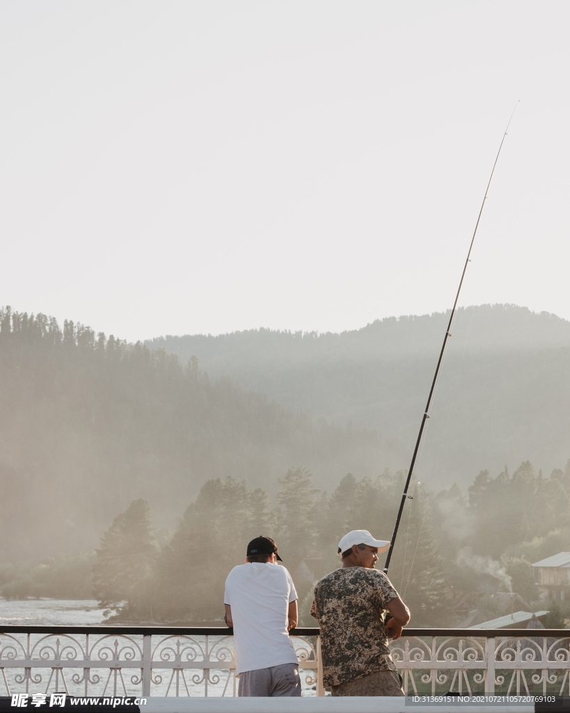 钓鱼的男性
