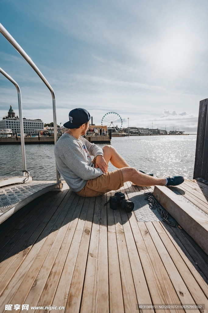 海边的男性游客
