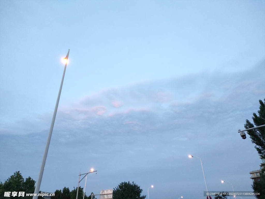 夏日的天空晚霞和路灯