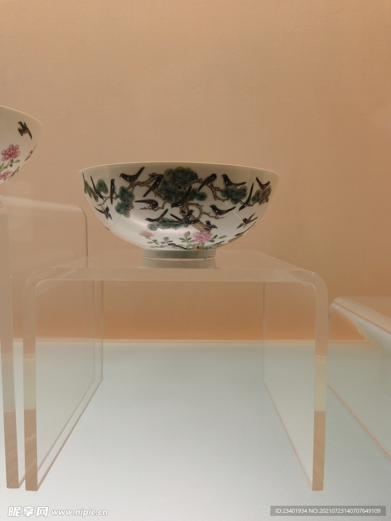 清代瓷碗优雅美丽