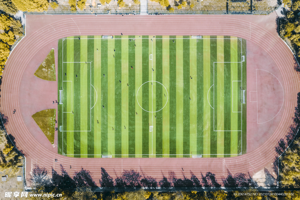 俯瞰美丽的校园操场