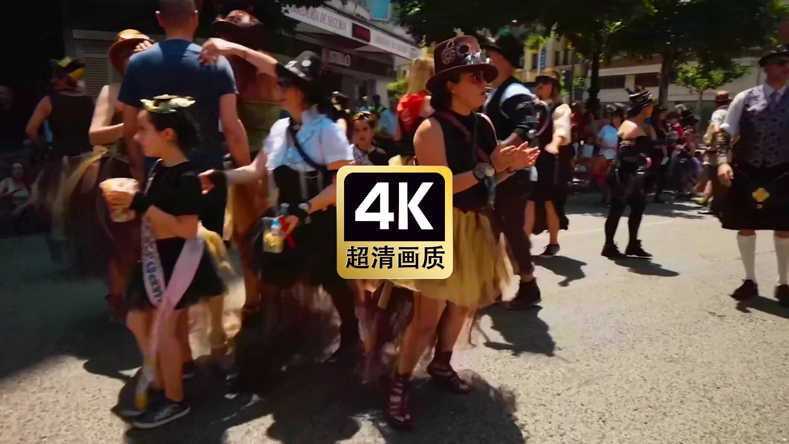 街道上穿节日盛装跳舞的人