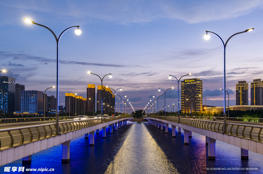 大桥夜景霓虹