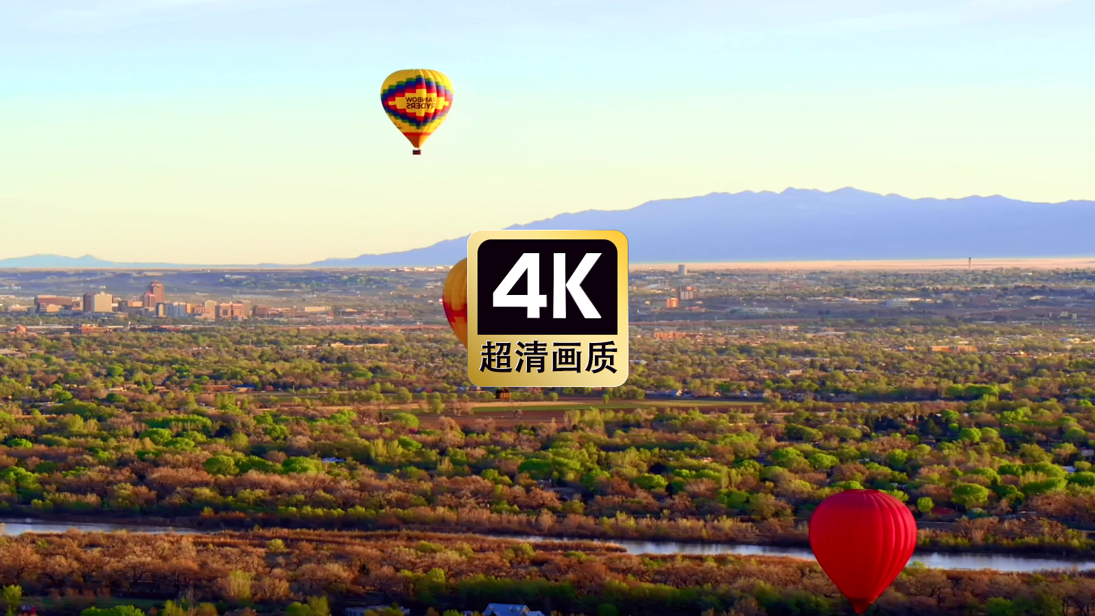 航拍天空中热气球