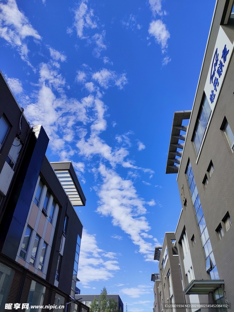 蓝天白云和现代建筑