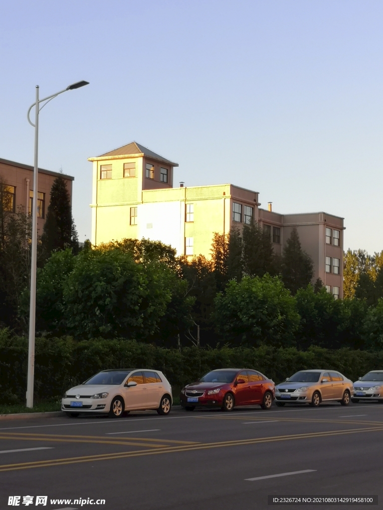 晚霞下的高光小洋楼