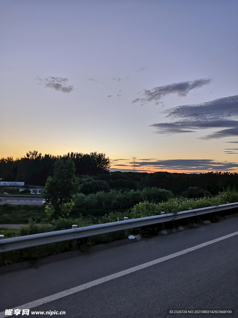 晚霞下的高速路