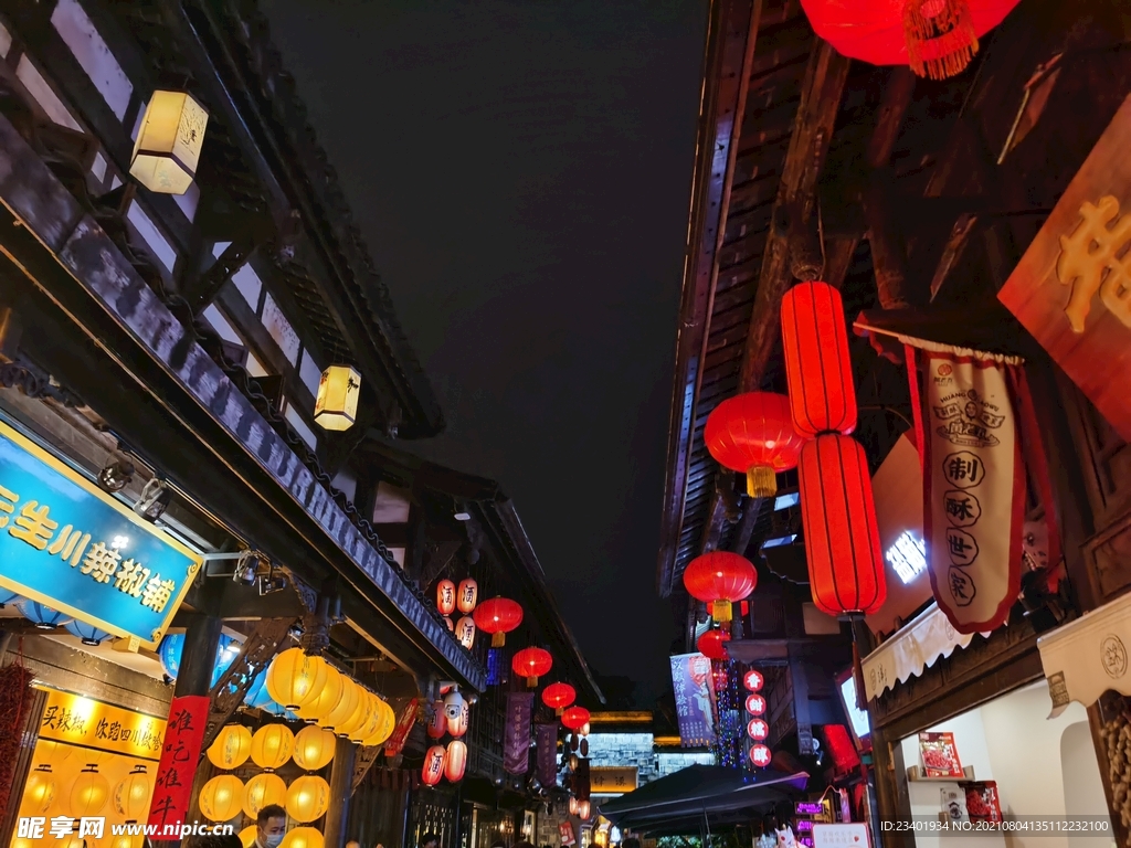 热闹四川成都锦里夜晚小吃街街道