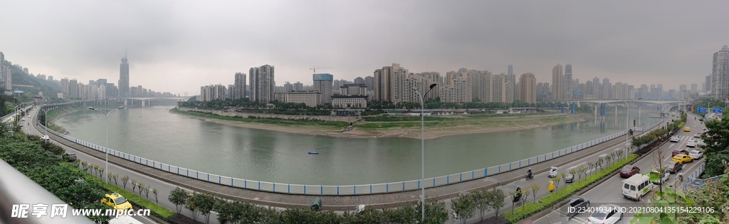 重庆轻轨广角镜头下的河流和建筑