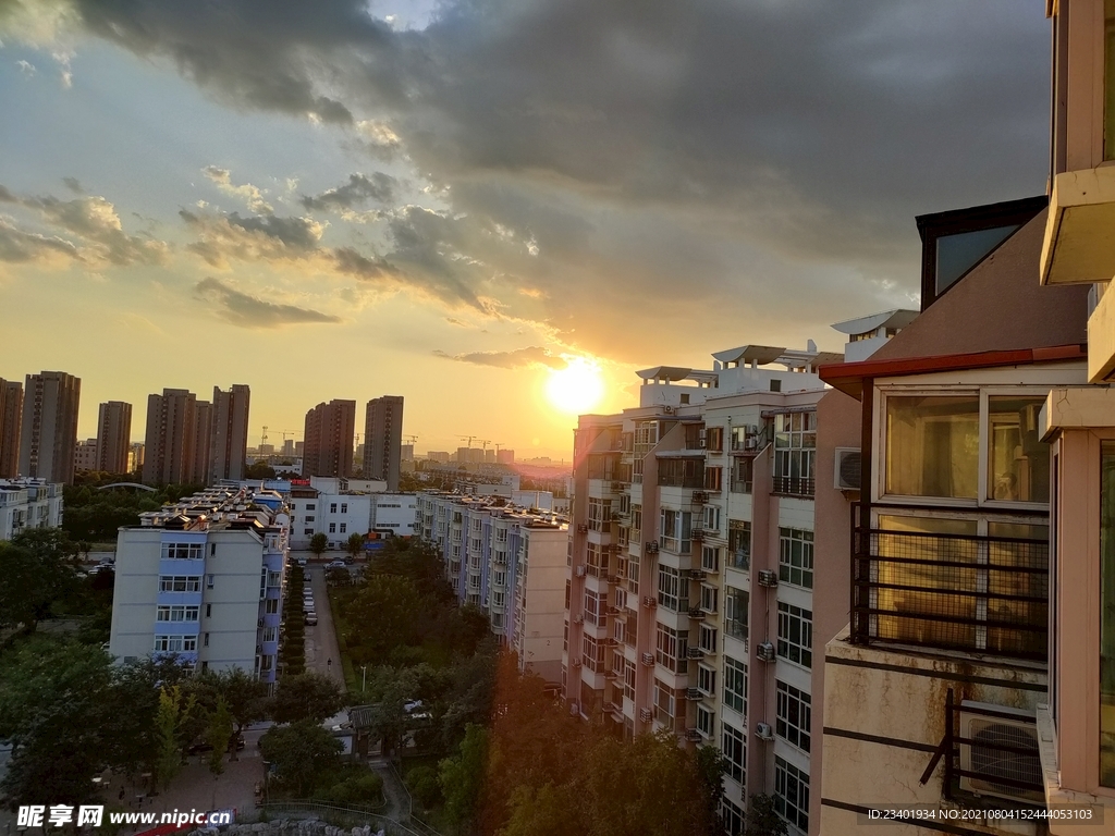 夏天的城市日落