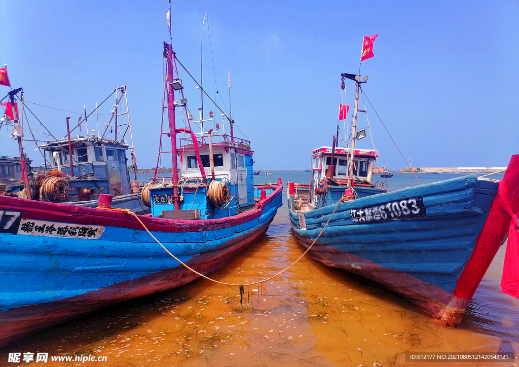 停泊的渔船特写