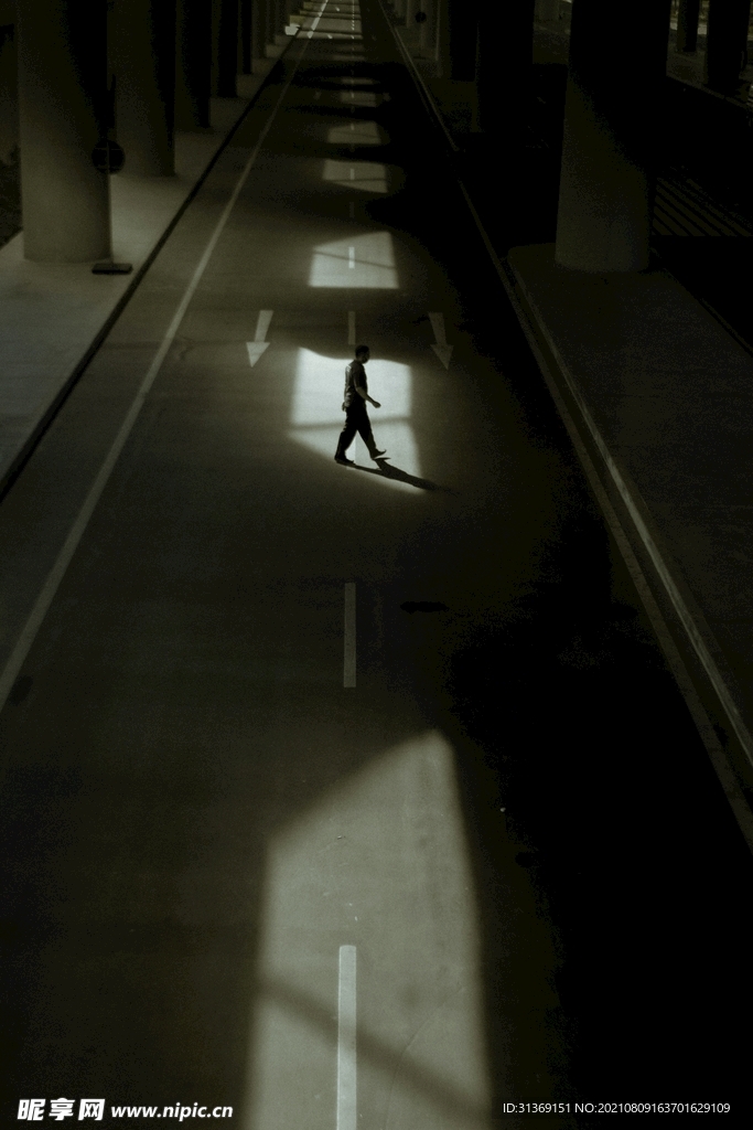 路面行人的男性