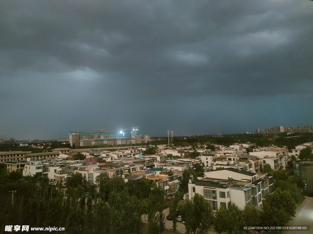 夏天乌云密布下的城市