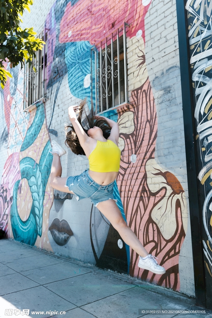 涂鸦墙跳舞的女性