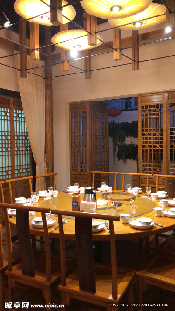圆桌餐厅