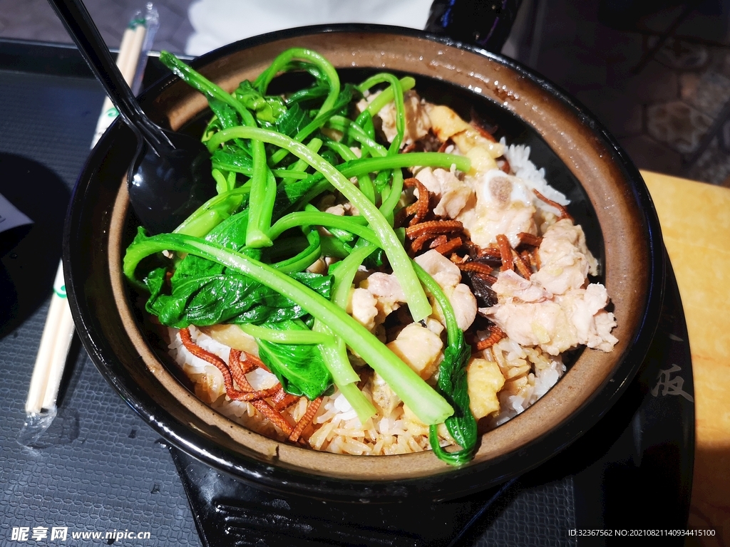 鸡肉煲仔饭