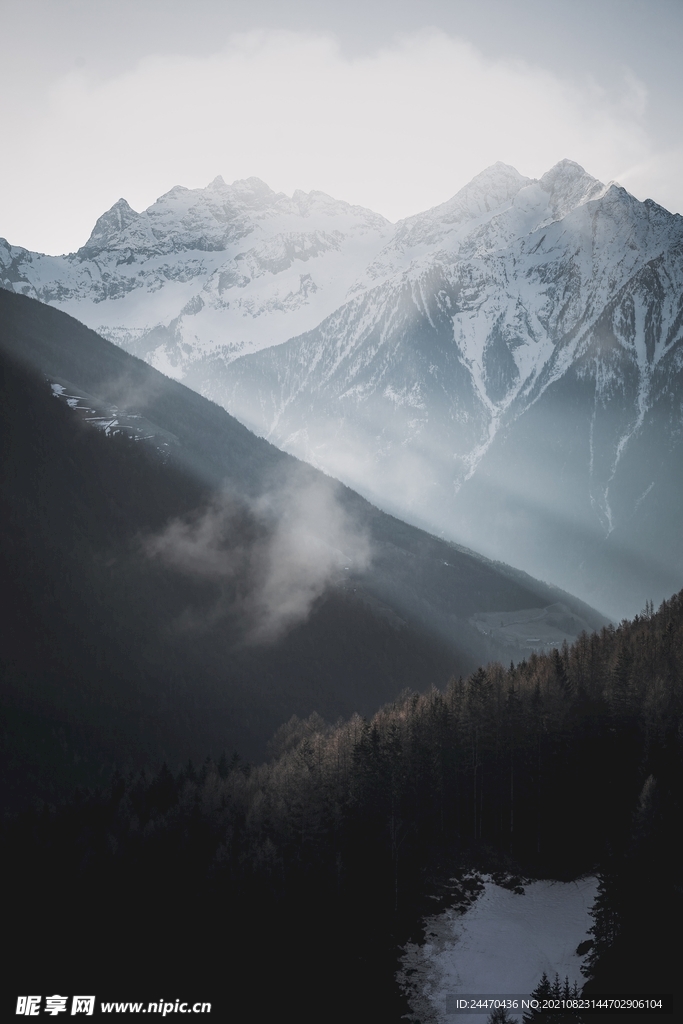 雪山山岭 