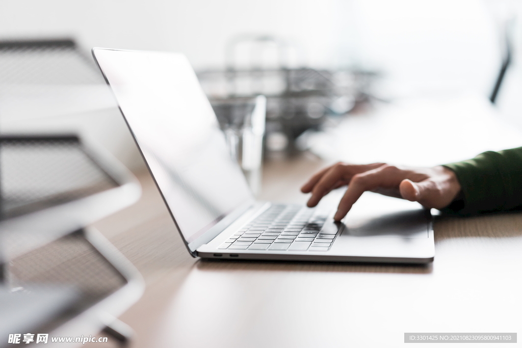 笔记本电脑办公 