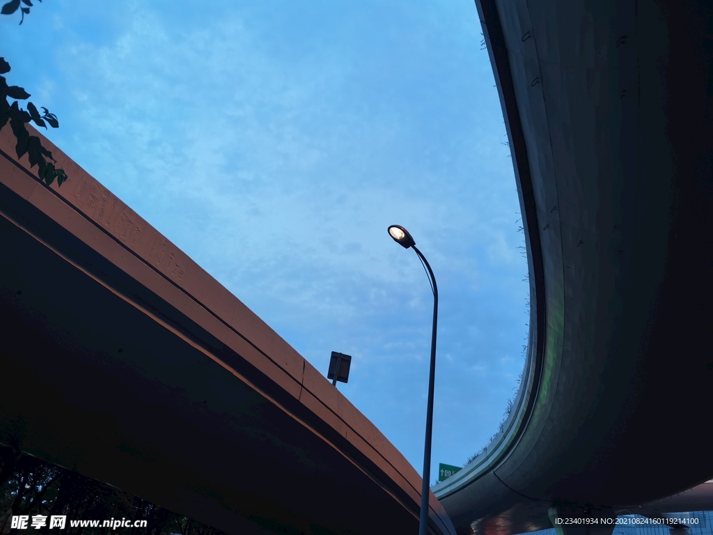环绕交高速路夹角路灯和蓝色天空