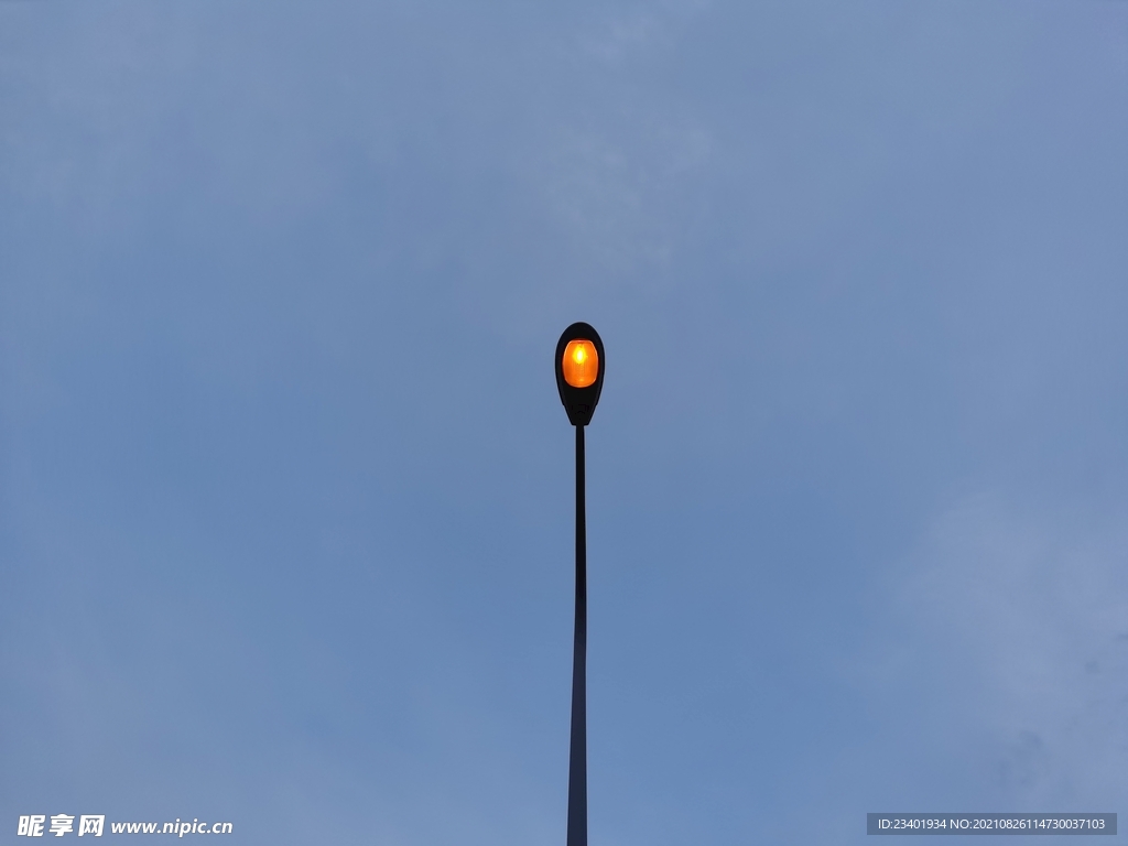 夏日傍晚天空背景下的路灯