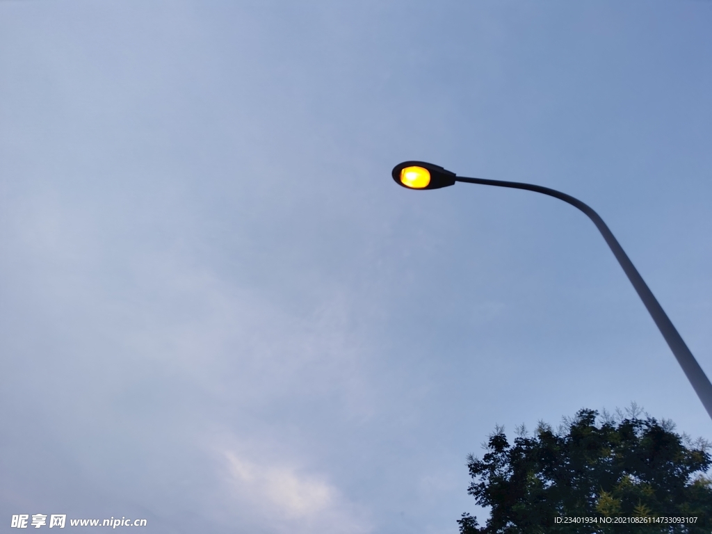 夏日傍晚路灯和蓝天