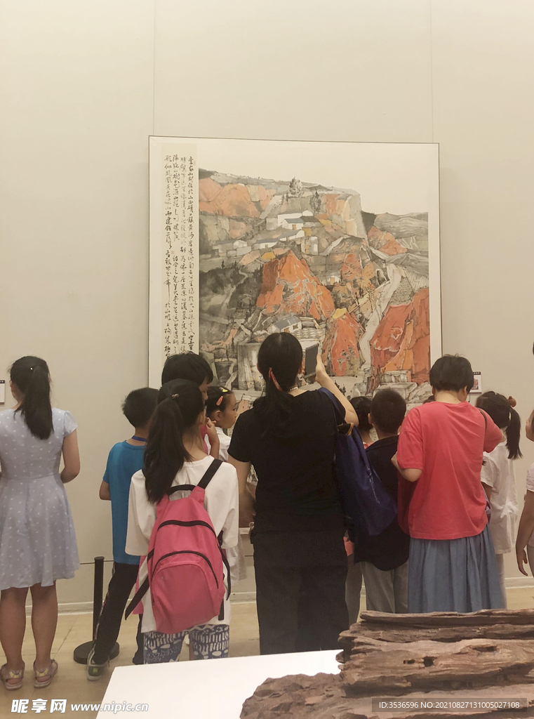 认真看美术馆艺术作品的人们