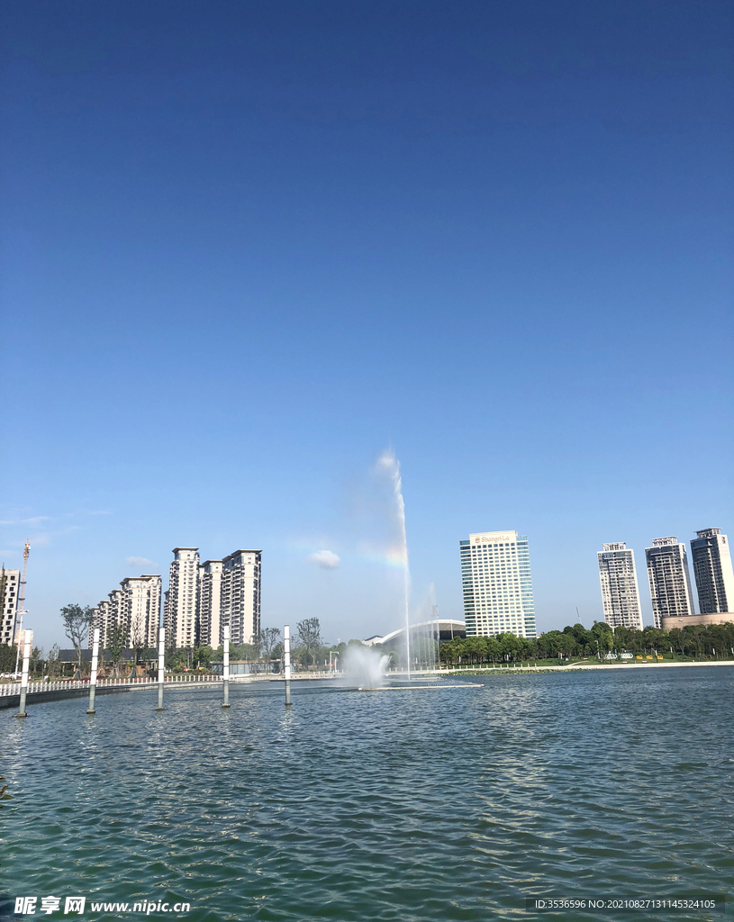 明月湖上的喷泉彩虹
