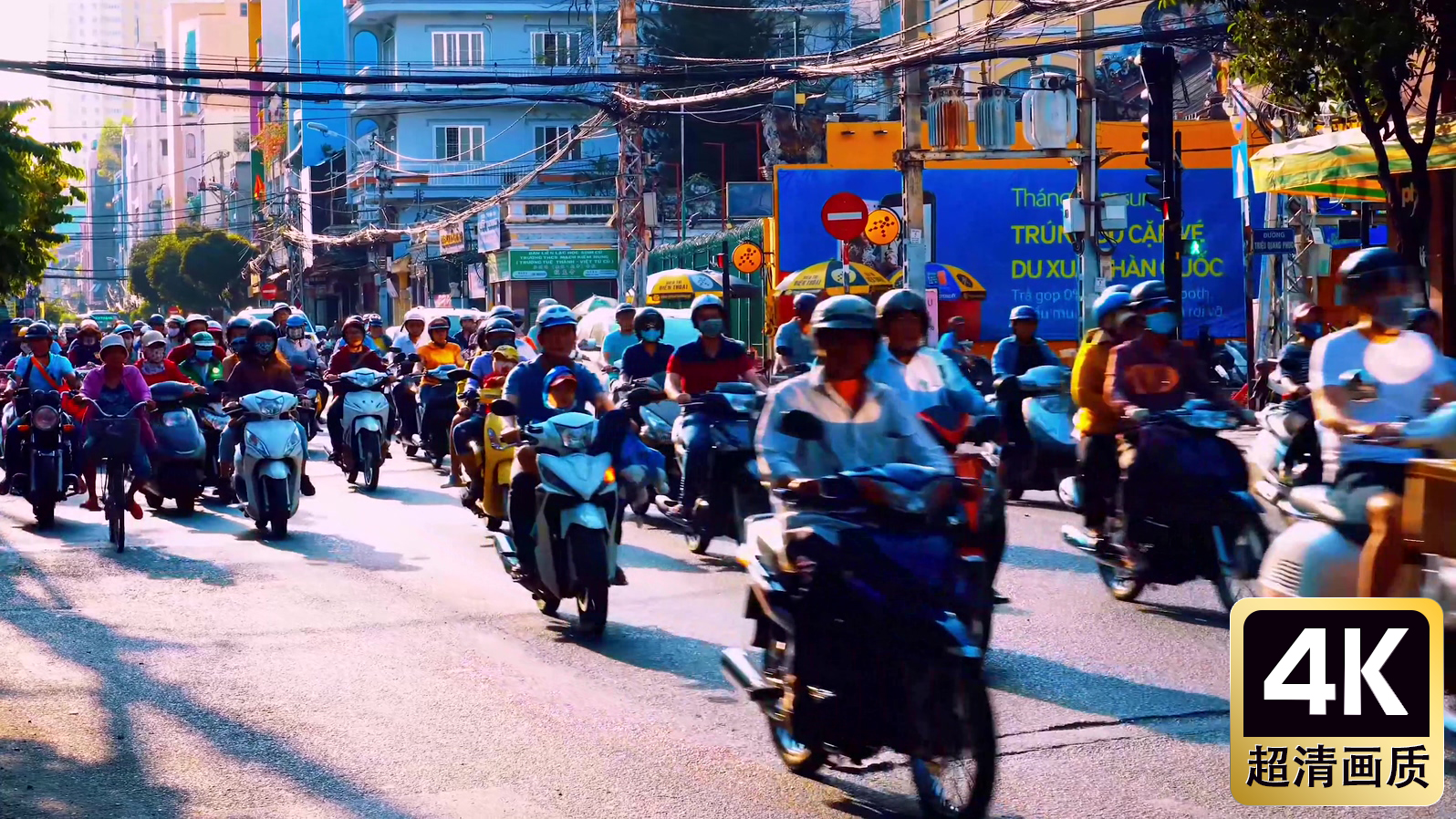 骑摩托车回家的人群