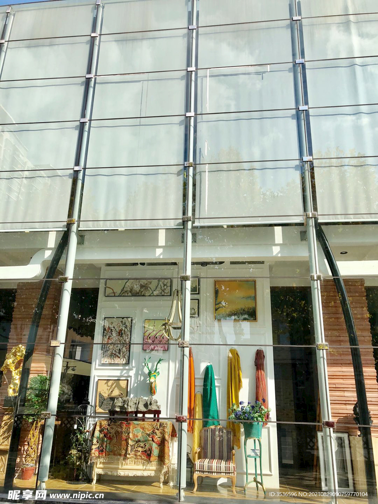 画廊的玻璃展窗