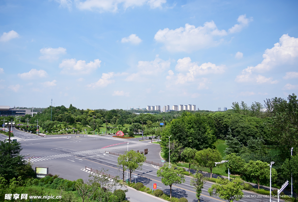 天气晴朗无人洁净的十字路口
