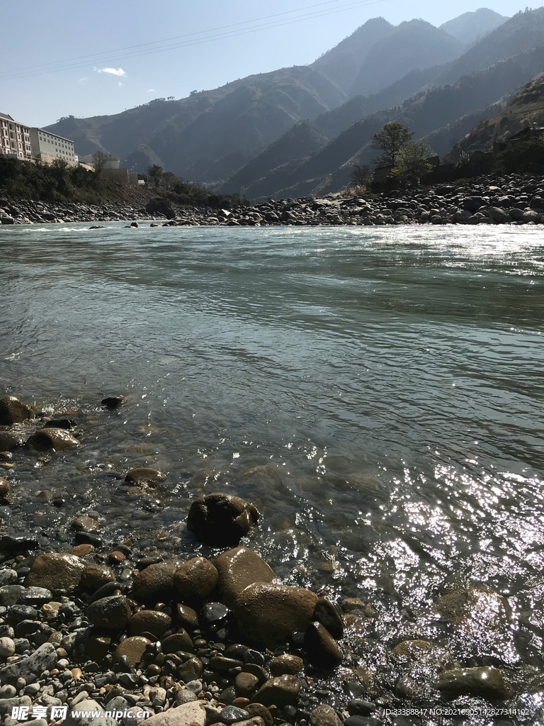 涓涓溪流自然景色