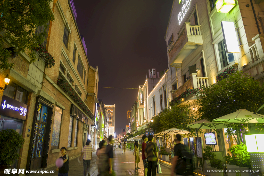 城市步行街夜景