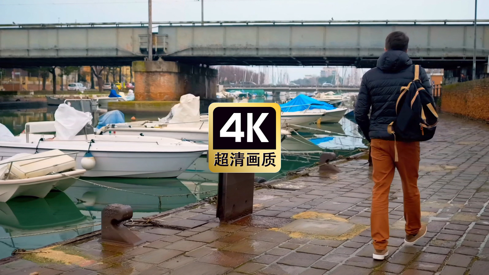 城市河道边散步的人