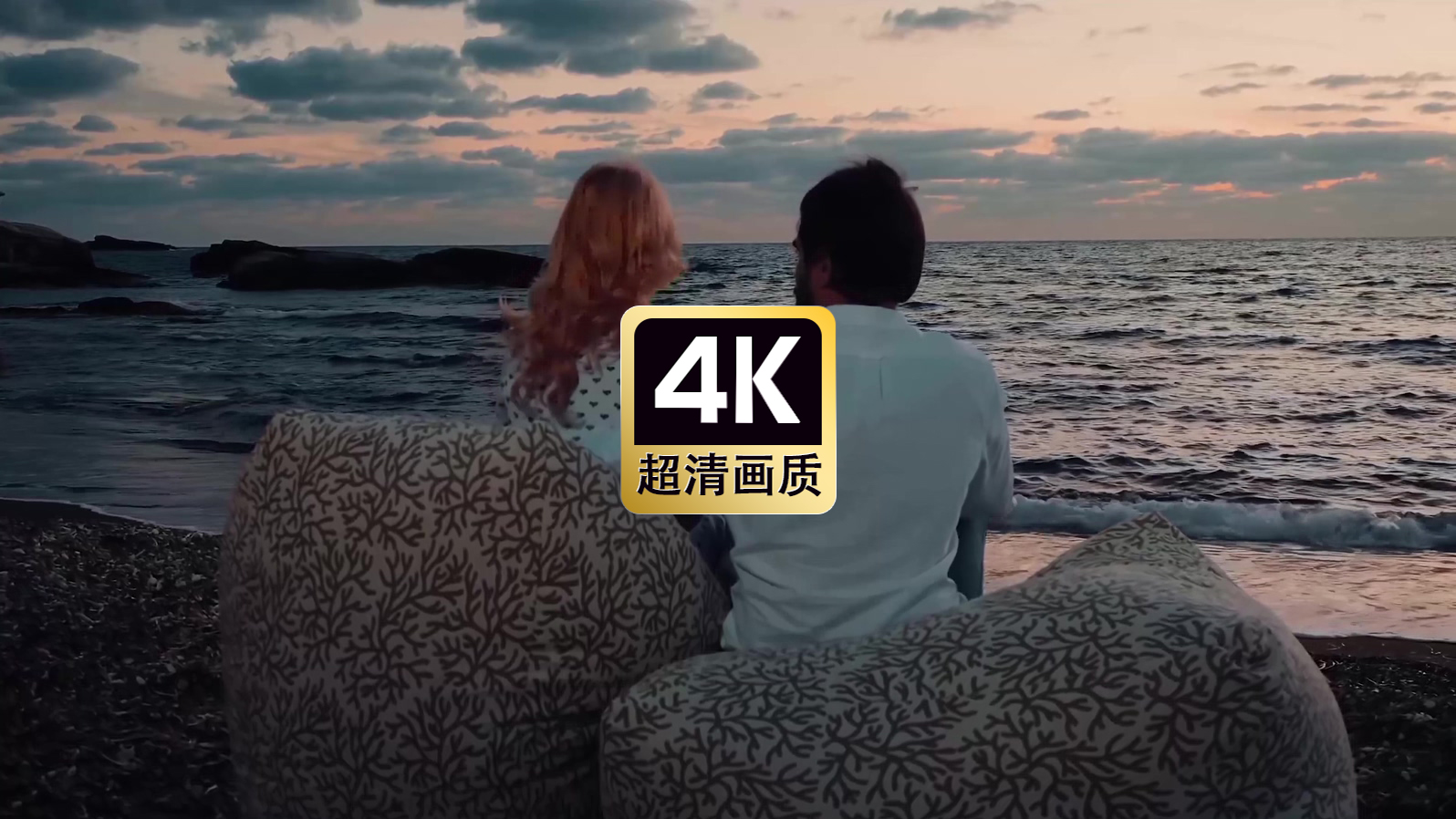 海边聊天的情侣