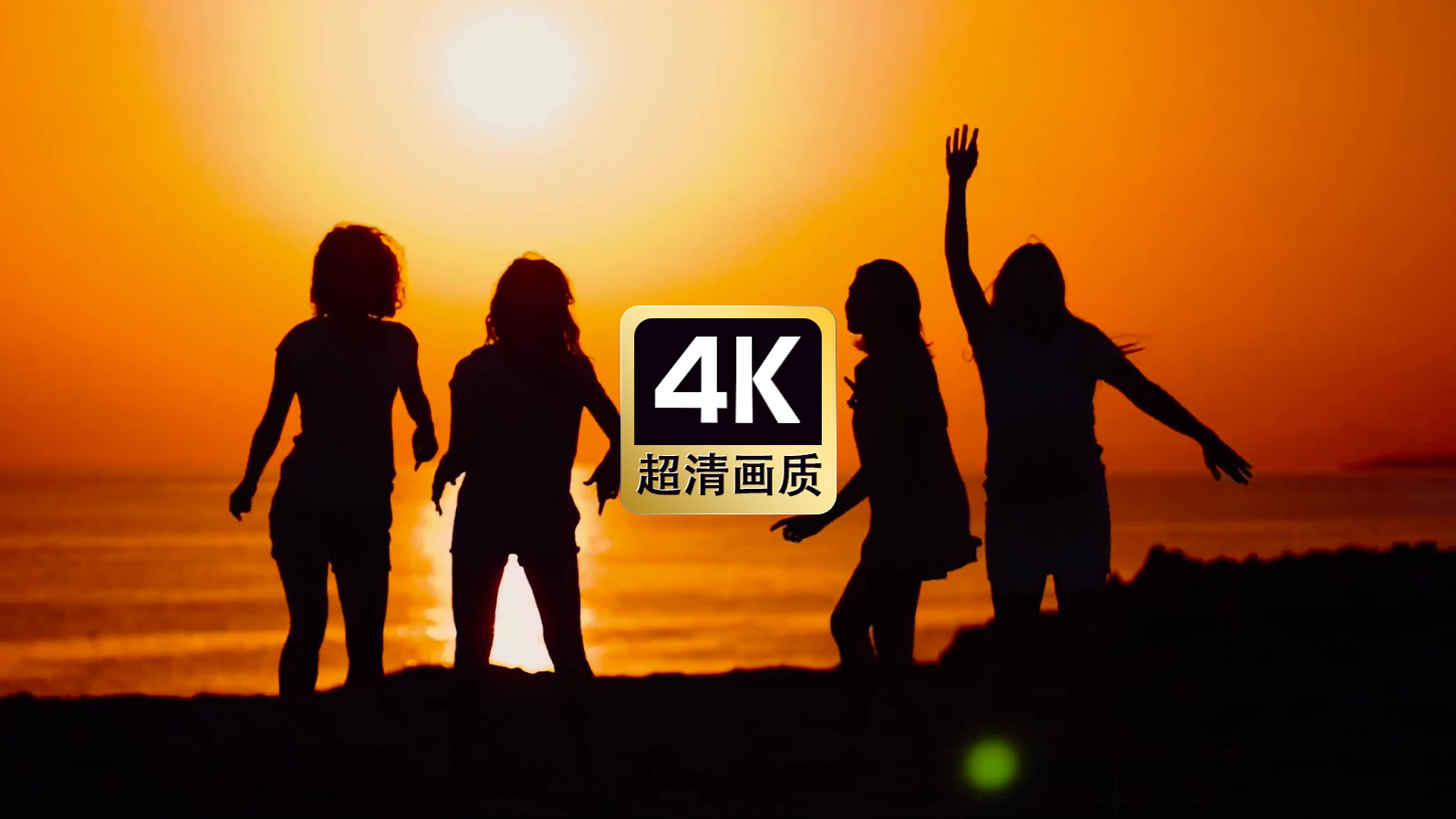 傍晚海边游玩的人群